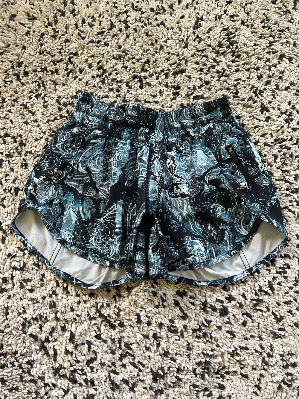 Lululemon Tracker Shorts V Black Blue Wave Print Running Gym Athletic Women’s 4